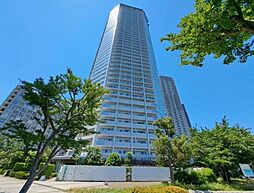 都会の空に映える洗練されたフォルムが魅力。重厚感と透明感を併せ持つ外観が、街並みに美しく調和します。