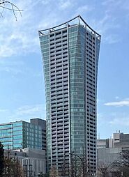 重厚感とスタイリッシュさを兼ね備えたマンション外観。高層階からの眺望も大きな魅力のひとつです。