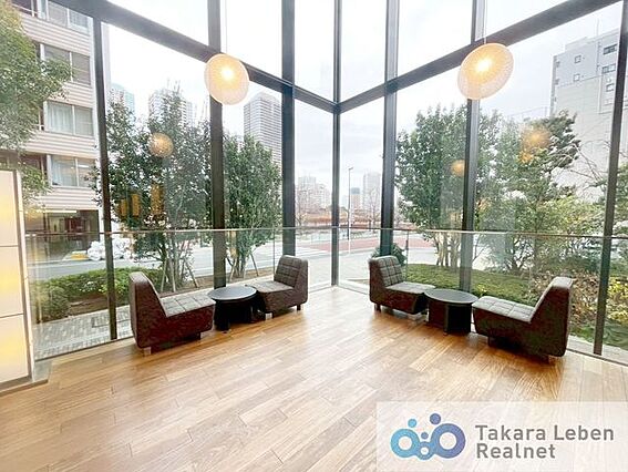 ロビーは広々と...