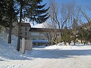 中学校「帯広市立西陵中学校まで484m」