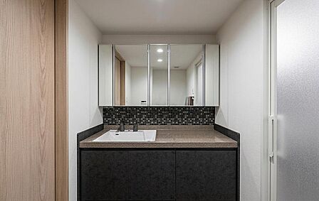 ※イメージCGです。洗面化粧台はLIXILルミシスボウル一体タイプ、キッチン同様シックで高級感ある仕様です。