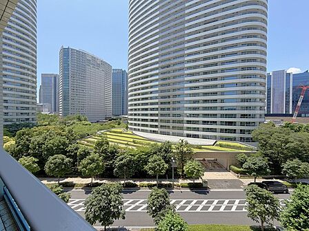 現地からの眺望(2026年7月)撮影バルコニーからの眺望、前面道路を挟んで高島中央公園、M.M. TOWERS FORESIS棟が望めます。