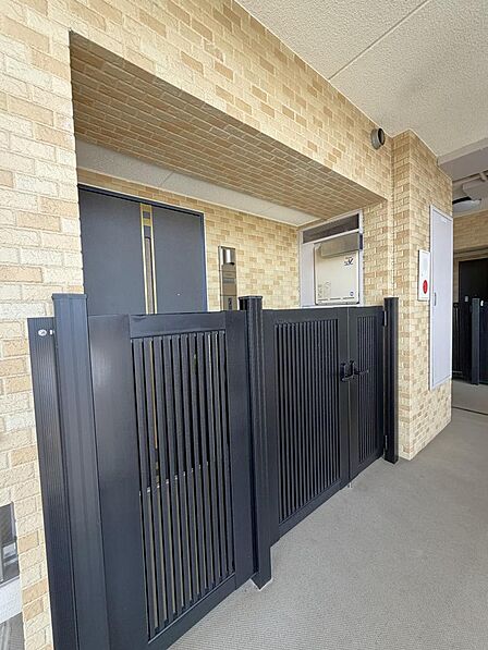 住戸玄関前には門扉付きのエスコートポーチ付き、戸建て感覚のプライベート性の高いスペースです。