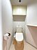 トイレ：トイレには吊戸棚とカウンター付き、2025年に温水洗浄便座を新規交換しました。