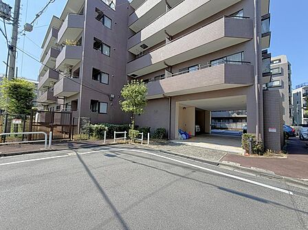 マンション北東側の駐車場出入口