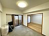 洋室：洋室と和室が自然につながり、空間に広がりを感じられるレイアウト。用途に合わせて自在に使い分けできる間取りです。