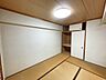 和室：押入れ付きの和室で、収納力があり使いやすい空間です。