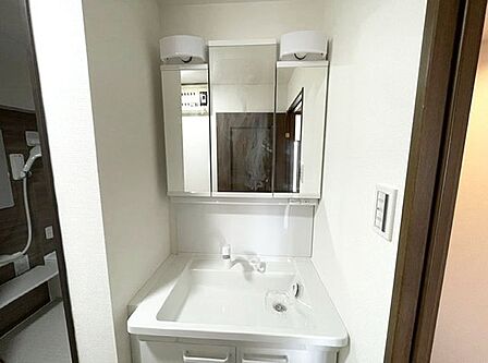 洗面台は新品交換済みで、シャワー水栓付きの使いやすい仕様。清潔感のある気持ちよい洗面スペースです。