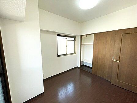 5.8帖の洋室は収納があることで、室内をすっきり保ちやすく、整った印象のプライベート空間になります。