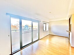 【リフォーム中　11/22撮影】リビングの写真です。床はフロアタイルを重ね張りし、照明交換を行います。クロスは前所有様にて張替え済みです。大きな掃き出し窓が付いており日当たり良好です。