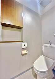 【リフォーム中　11/22撮影】トイレの写真です。トイレはクリーニングを行います。トイレ内に収納棚もついているため、トイレっとペーパーやお掃除道具を入れておくのにも便利です。