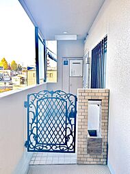 【リフォーム中　11/22撮影】玄関（外部）の写真です。角部屋のため、専用ポーチがついております。ちょっとしたお荷物をポーチ内に置くことができます。また、ドアの前を通行する人がいない