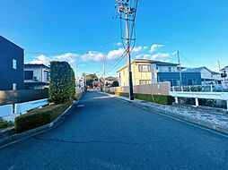 【前面道路】前面道路はお車同士がすれ違い可能な広々とした道路となっております。
