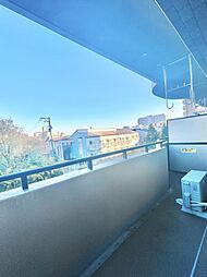 【バルコニー】バルコニーの写真です。2階からの眺望は仙台市内を見渡すことはできませんが、手前に木々があるため、自然を感じながら生活することができます。お洗濯ものを干す際は、他の建物との距離がある程度確