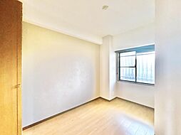 【リフォーム中　11/22撮影】南西側洋室約4.5帖の写真です。。前所有者様にて床、クロスリフォーム済みです。照明を取り付けてお引渡しいたします。大きな窓が付いており日当たり良好です。