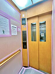 【エレベーター】エレベーターの写真です。各階に停まります。修繕工事中です。