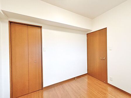 【リフォーム中】東側洋室です。フローリング張り、クロス貼り、建具交換、照明交換を行います。