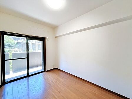 【リフォーム中】西側洋室です。フローリング張り、クロス貼り、建具交換、照明交換を行います。