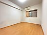 室内：小窓付きで換気ができるお部屋です！シャッター付きで防犯面も安心です！※一部CG加工により残置物を除去しています。