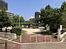 周辺：長柄公園まで徒歩4分他にも淀川河川公園がありバーベキューができたり、春には美しい桜並木、そして明治期の建造物として「眼鏡橋」が当時のデザインのままご覧いただけます。休日の散策を楽しんでください。