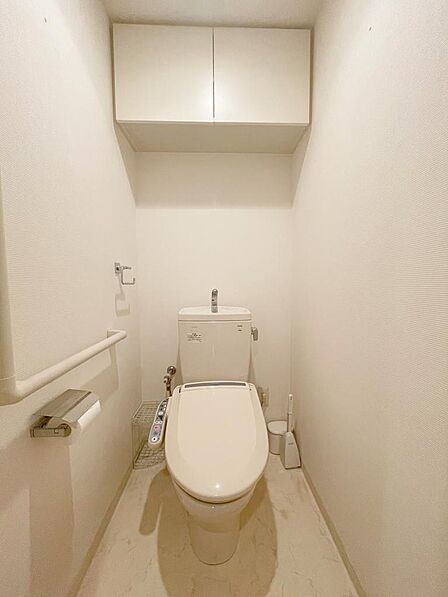 温水洗浄便座です。棚があるのが嬉しいですね