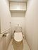 トイレ：温水洗浄便座です。棚もあり、トイレットペーパーなどの収納にも便利です。