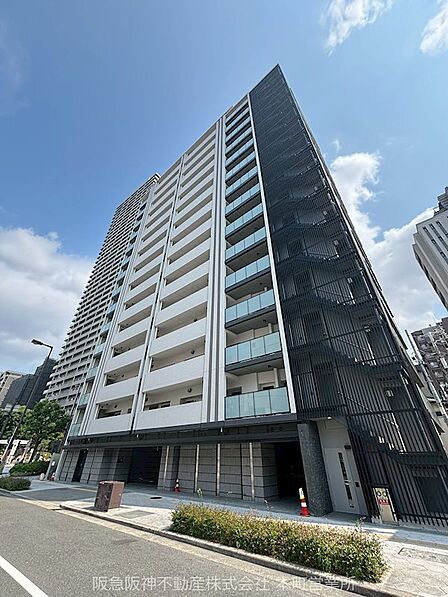 都会的なグレートーンを基調に、縦横に交差するラインが凛とした表情を描き出します。街並みと調和しながらも、他と一線を画す次代を見据えたランドマークとして、街の新たな景観をデザインしています。