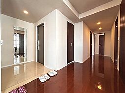 開放感のある玄関。玄関からLDの眺望が望め、玄関から入られたお客様をお出迎えします。