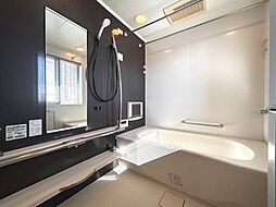 1620サイズの浴室。バルコニー側に窓があり、28階からの眺望を楽しみながらお寛ぎいただけます。浴室乾燥機完備。