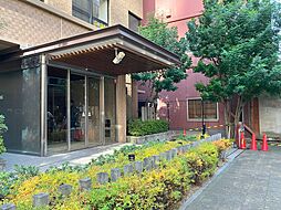 23階にはスカイラウンジがございます。超高層ならではのダイナミックな眺望を目の前に、ゆったりと寛げる空間。ホテルラウンジのような上品な雰囲気に包まれて、大阪の夜景をたっぷり堪能いただけます。