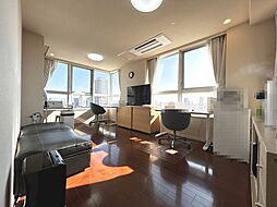 【洋室約13.8畳】南東の眺望が望めます。柱のでっぱりなども少なく、家具が置きやすい間取りです。