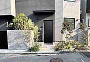 玄関はオートロックです。郵便ポストとモニター付きインターホンがあります。