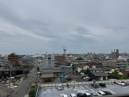 住戸からの眺望写真/遮るものが少ないこの高さだからこそ味わえる、抜けの良い景色。空を広く感じられる開放的な眺めが、住まいの魅力をさらに高めます。