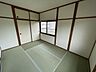 和室：- 建具のデザインがシンプルで上品引き戸の丸い取っ手など、細部に“和の落ち着き”が感じられます
