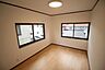 洋室：南側が抜けているので日当たりは良好です！子供部屋に最適です！- 二面採光でとても明るい光がしっかり入るので、日中は照明いらずの心地よさ。開放感があり、部屋が広く感じられます
