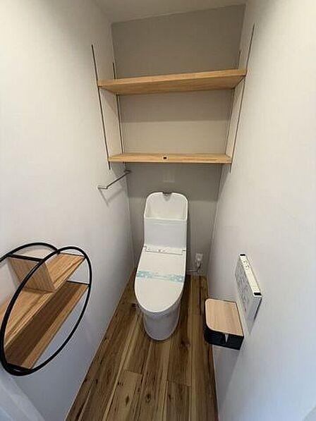 温かみのある木目調の空間に、お洒落な手洗いカウンターと丸型ミラーを完備。ゲストにも気持ちよく使ってもらえる、デザイン性と実用性を兼ね備えたスタイリッシュなトイレです。