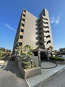 外観:落ち着きのあるスタイリッシュな外観デザイン。周辺は暮らしやすい住環境が整っており、快適な新生活をスタートしていただけます。 外観:落ち着きのあるスタイリッシュな外観デザイン。周辺は暮らしやすい住環境が整っており、快適な新生活をスタートしていただけます。