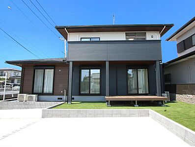 外観:【外観】軽量鉄骨のフルリフォーム物件!開放感のある南西角地です!(2025年2月撮影) 外観:【外観】軽量鉄骨のフルリフォーム物件!開放感のある南西角地です!(2025年2月撮影)