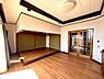 洋室：【1F洋室】大きな窓から採光を確保！明るく過ごしやすいです（2026年5月撮影）