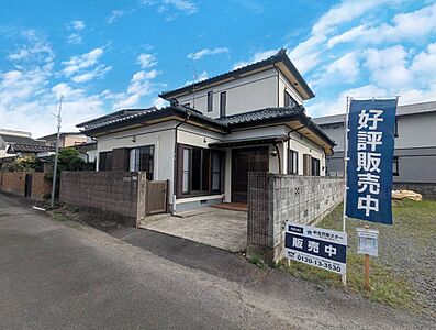 外観：【外観】※リフォーム中の写真です。昭和61年建築の4LDK2階建て物件♪（2026.8月撮影）