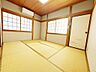 和室：２階６帖和室は塗り壁から壁紙クロスにしました♪奥に納戸があります♪