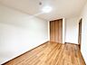 洋室：色合いに統一感のある、落ち着いた雰囲気のお部屋です。