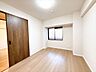 洋室：色合いに統一感のある、落ち着いた雰囲気のお部屋です。