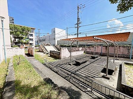 スーパーやコンビニなど生活利便施設が充実した立地です。