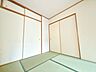 洋室：窓から風を感じられる快適なお部屋です。