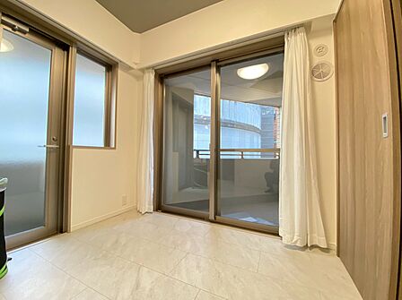 清かで艶やかな時間をもたらしてくれる室内です。