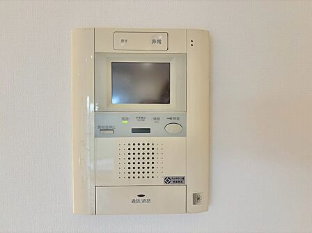 誰が来てもわかる様にモニター付きインターホンを設置。