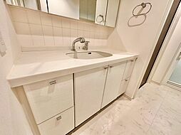 清潔感を感じられる洗面化粧台。