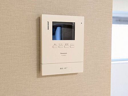 誰が来てもわかる様にモニター付きインターホンを設置。