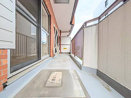 朝の澄んだ空気や、夕方に吹く清々しい風を感じられるバルコニー。